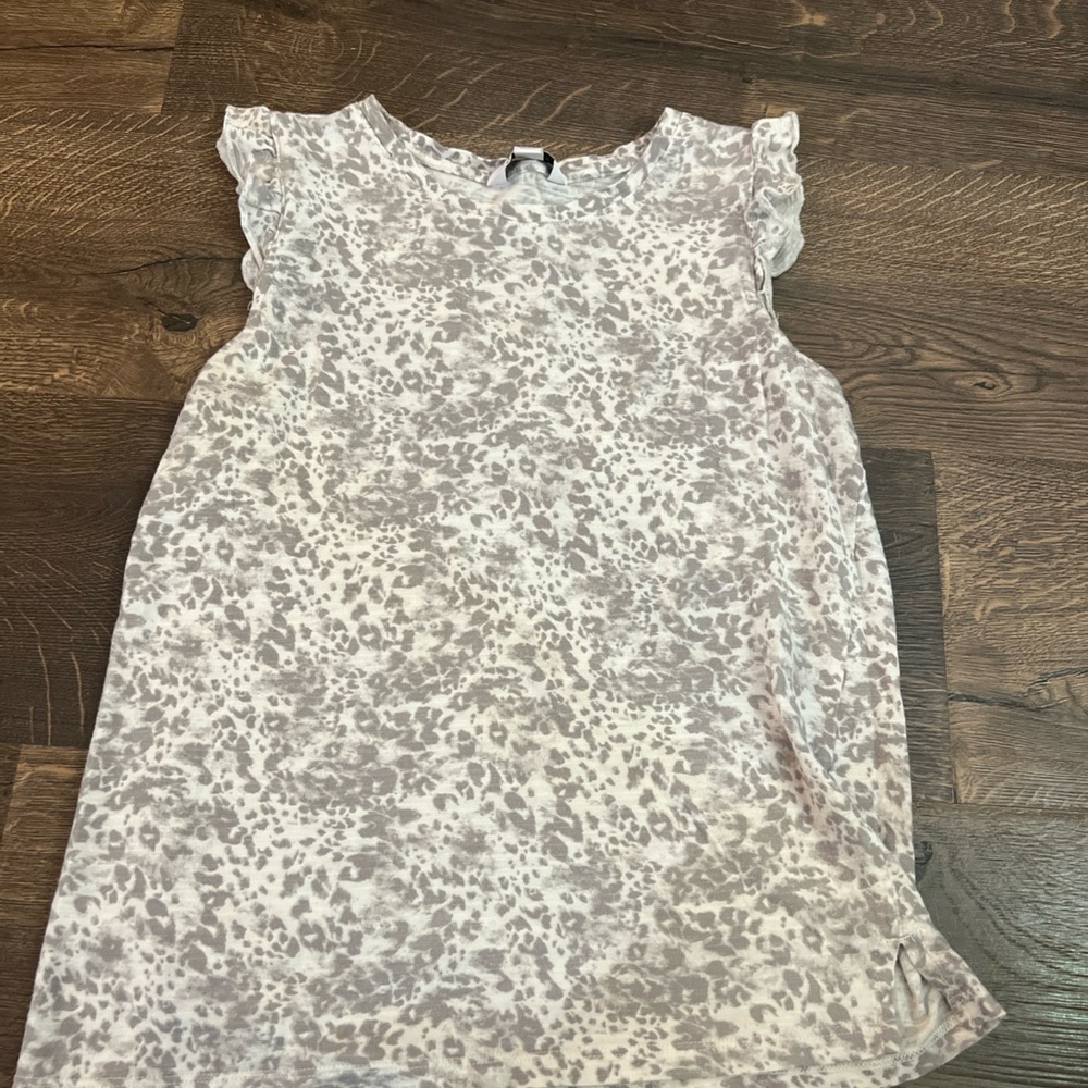 Ladies Ruffle Sleeve Gray Design Top by Nine West size Small